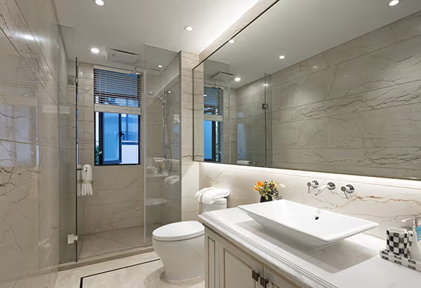 Сучасна ванна кімната з використанням світлодіодних стрічок за дзеркалом