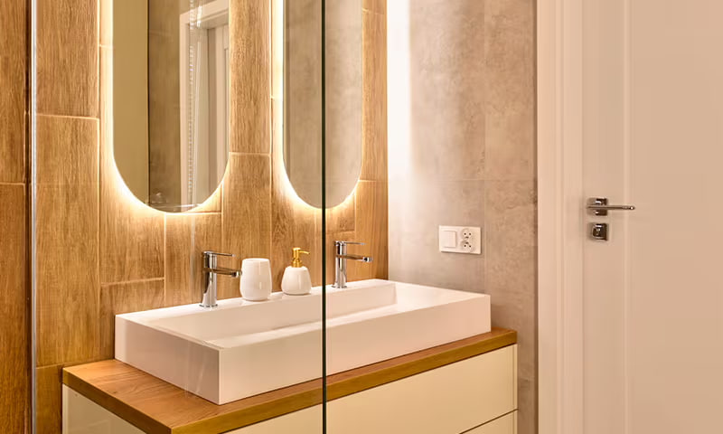 Идеи дизайна ванной комнаты с использованием светодиодных лент за зеркалом